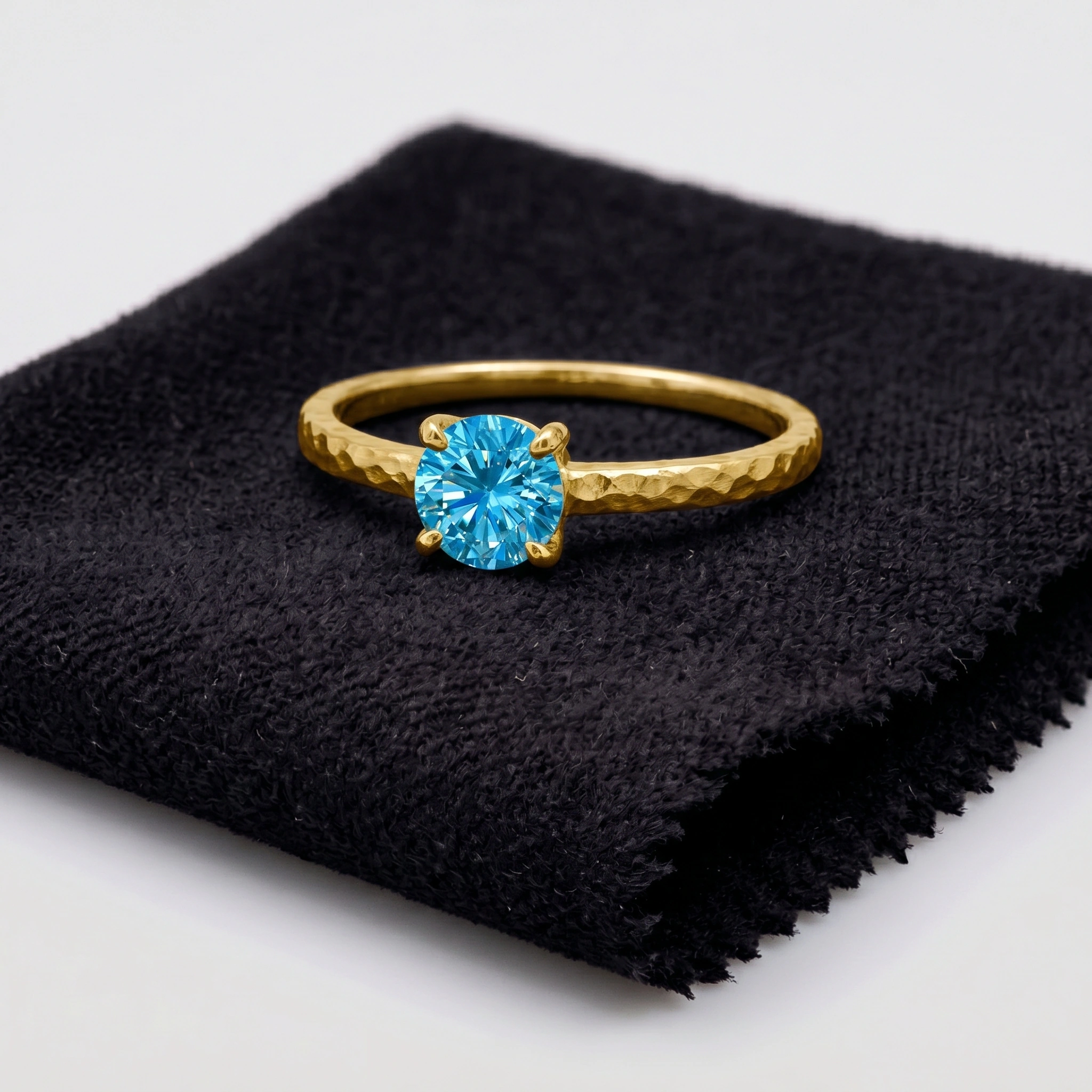 Solitaire ring material and gemstone variants Yellow gold / blue topaz