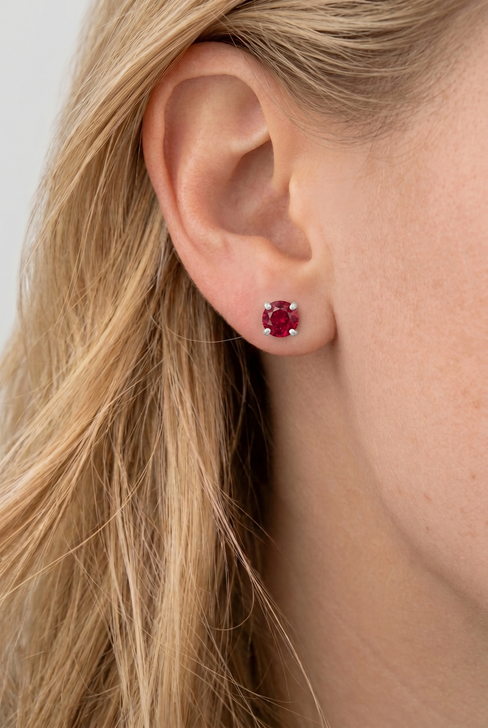 Stud earring material and gemstone variants White gold / ruby