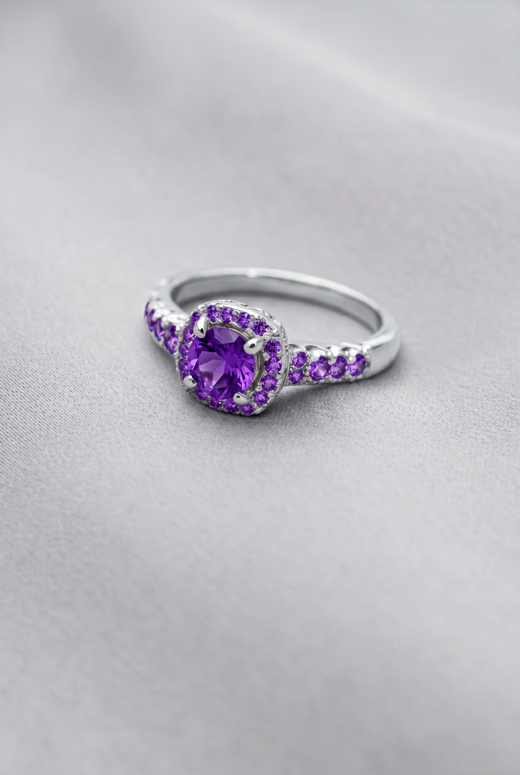 Halo ring material and gemstone variants Platinum / amethyst