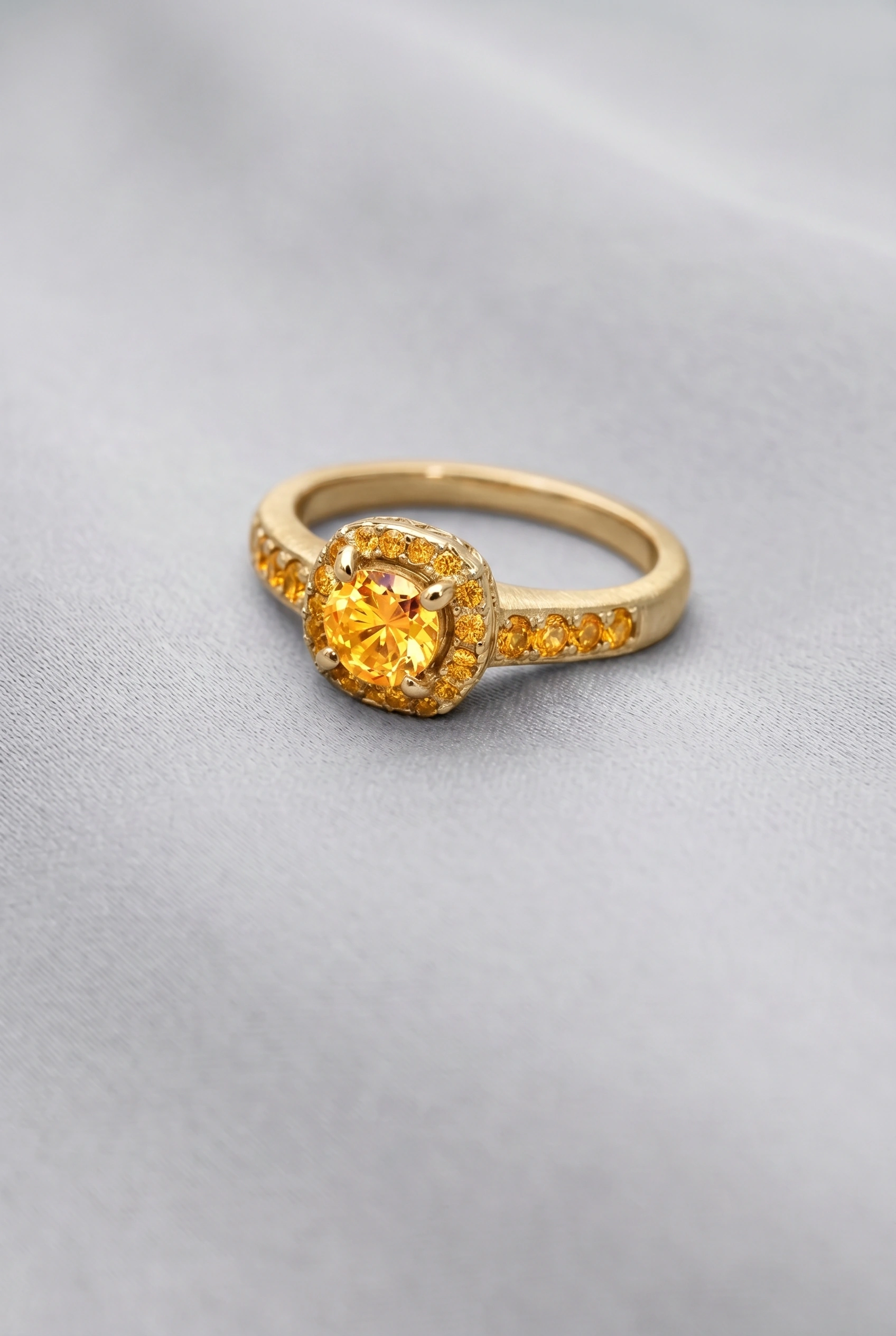Halo ring material and gemstone variants Yellow gold / citrine